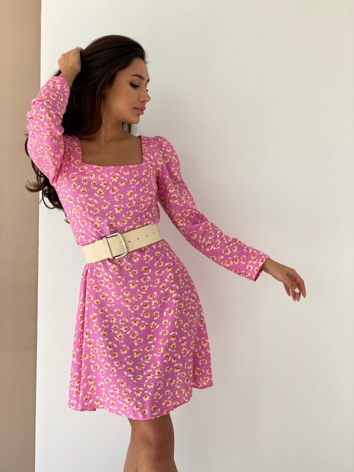 Платье с вырезом каре розовое