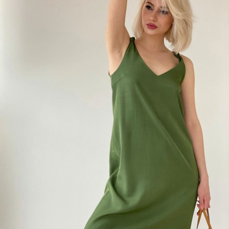 Платье свободного силуэта с узлами на бретелях в приглушённом зелёном