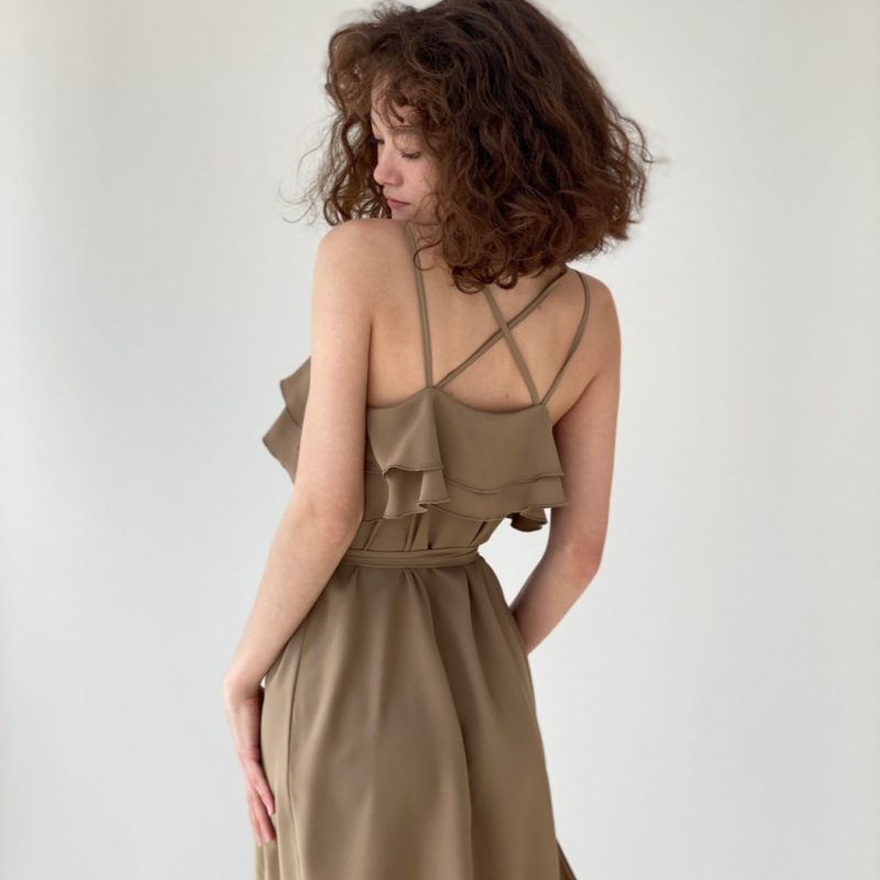 Платье на тонких бретелях оливково-коричневое