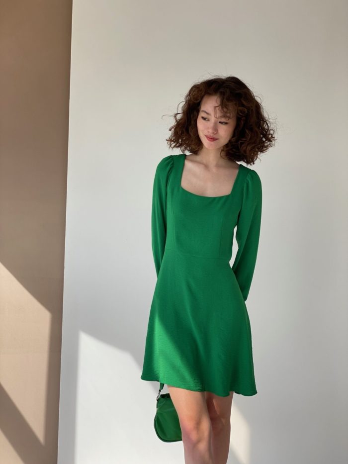 5066 Платье с вырезом каре зелёное